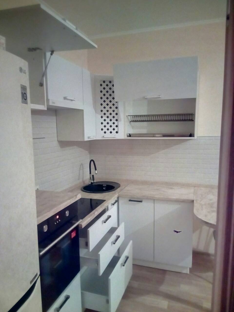 Кухня на заказ индивидуально с техникой под ключ. Записаться на замеры можно по телефону 234-555-2 