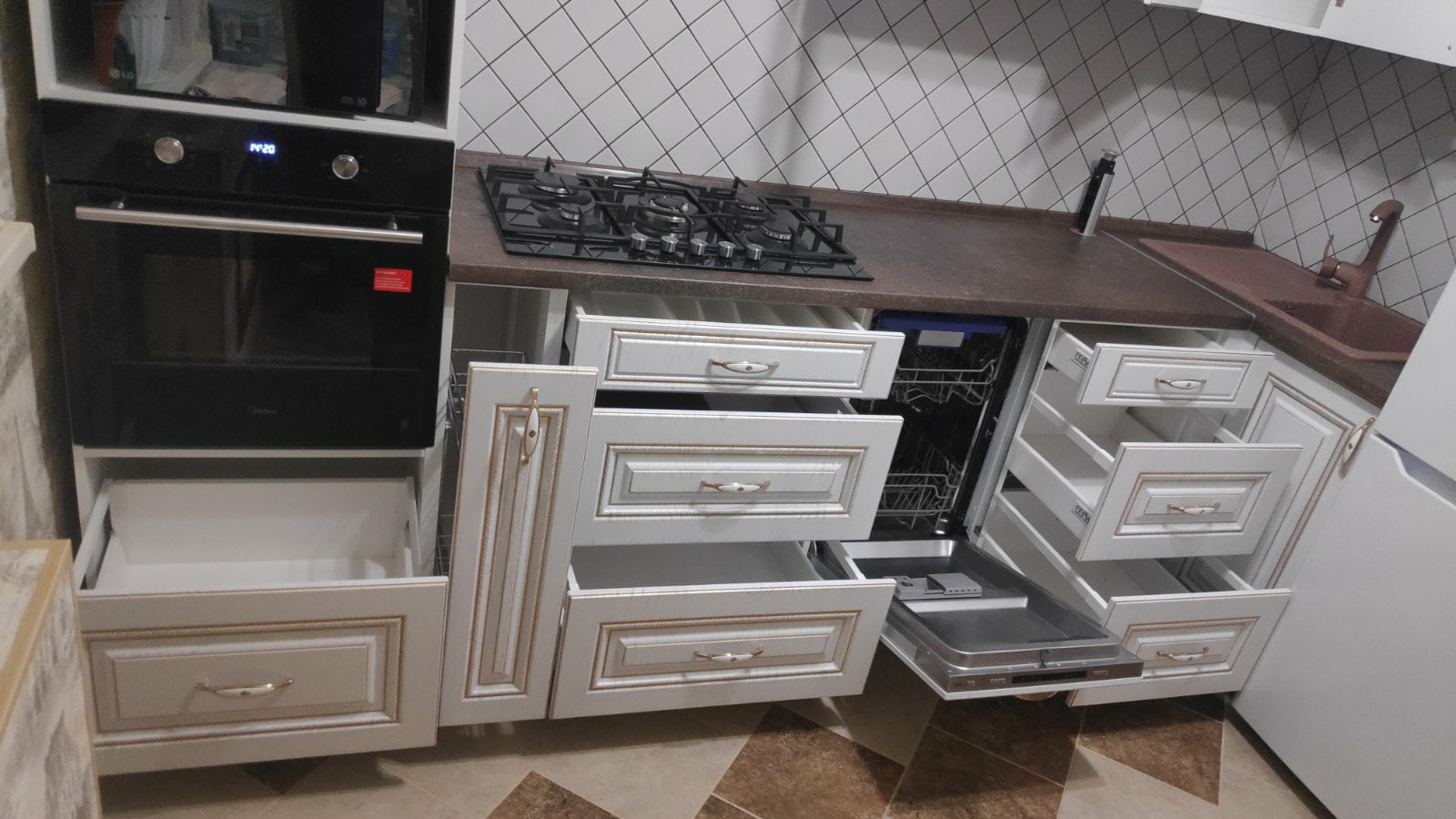 Кухни по индивидуальным размерам. Качественные фасады, хорошая фурнитура. 