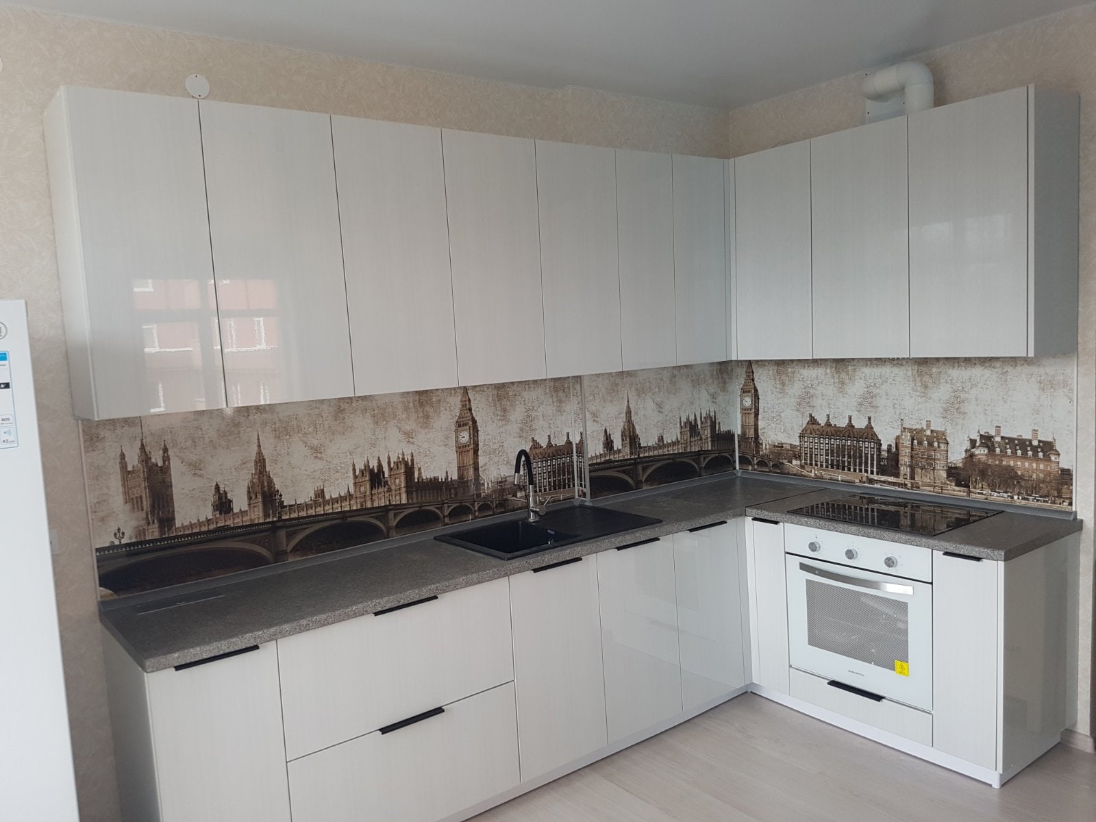 Кухни по индивидуальным размерам. Качественные фасады, хорошая фурнитура. 